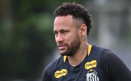 Torcida do Santos exige raça de Neymar em clássico contra o Palmeiras: Hoje é guerra Torcida do Santos exige raça de Neymar em clássico contra o Palmeiras: "Hoje é guerra"