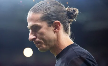 Torcida do Flamengo cobra Filipe Luís e exige titularidade imediata de Luiz Araújo