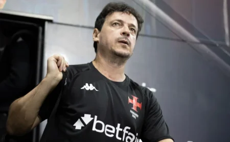 Torcida do Vasco questiona jogadores e defende Fernando Diniz: Estão querendo boicotar? Torcida do Vasco questiona jogadores e defende Fernando Diniz: "Estão querendo boicotar?"