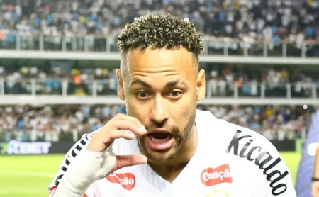 Torcida do Santos se irrita com Neymar em campo e critica: “Ele estraga o Santos”