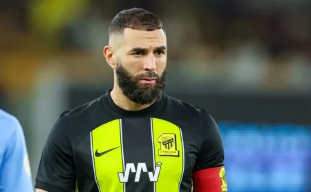 Torcida Gremista Aplaudindo a Chegada de Benzema: Eleva o Time a Outro Nível! Torcida Gremista Aplaudindo a Chegada de Benzema: "Eleva o Time a Outro Nível!"