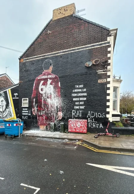 Vandalismo em Liverpool: Imagem de Arnold, do Real Madrid, pichada com "Adeus, rato"
