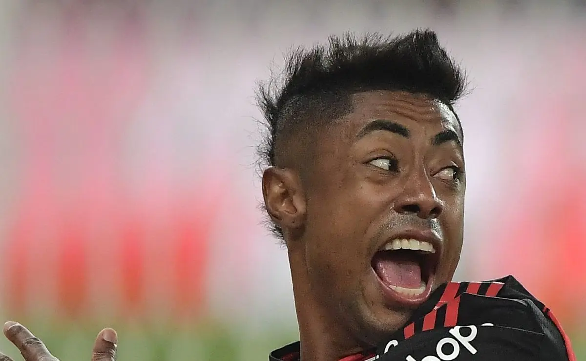 VAR desconsidera polêmica em Fluminense x Flamengo: Bruno Henrique exagerou contra Thiago Silva VAR desconsidera polêmica em Fluminense x Flamengo: Bruno Henrique exagerou contra Thiago Silva