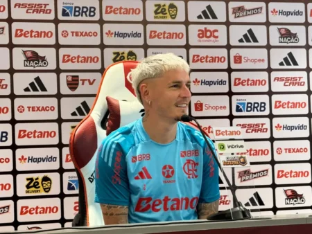 Varela: Enfrentar a LDU na final da Libertadores seria melhor para o Flamengo Varela: Enfrentar a LDU na final da Libertadores seria "melhor" para o Flamengo