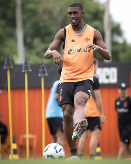 Vasco: Barros é dúvida e Diniz enfrenta desfalques; confira a escalação provável para o clássico