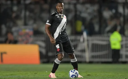 Vasco em Alerta: Carlos Cuesta sofre pisão e deixa amistoso da Seleção Colombiana em campo