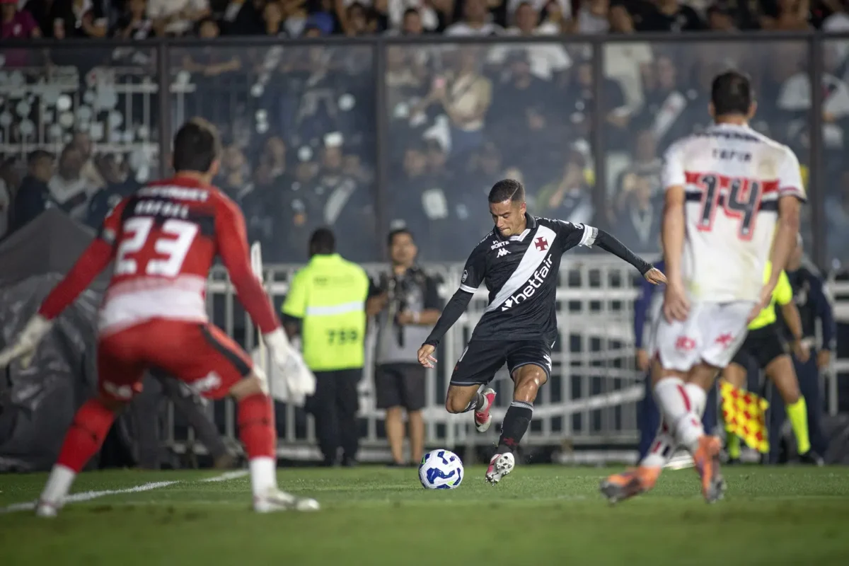Vasco mira defesa mais vazada do Brasileirão para retomar o ataque e fugir da crise