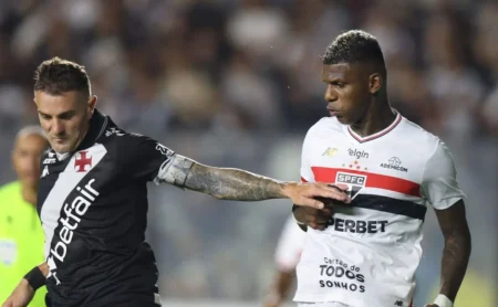 Vegetti deseja mais tempo de jogo no Vasco e acata a decisão de Fernando Diniz.