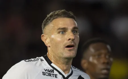 Vegetti discute com Fernando Diniz sobre oportunidades no time Vegetti discute com Fernando Diniz sobre oportunidades no time