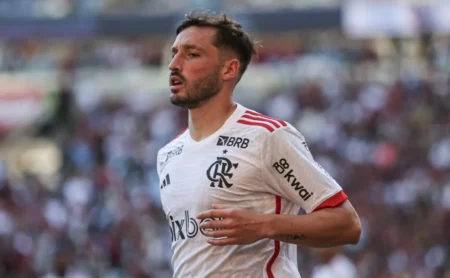 Viña é desfalque contra Bragantino e torcida do Flamengo se revolta: "Não é possível…"