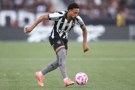 Vitinho projeta 2026 e afirma: "Tudo o que penso é ficar no Botafogo"
