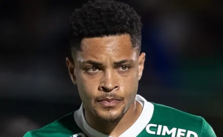 Vitor Roque retorna ao Brasil com Fabrício Bruno e mais dois após jogo da Seleção