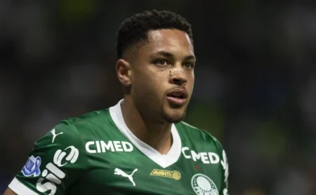 Vitor Roque: Dobra Gols no Palmeiras e Mira Artilharia Recorde na Carreira