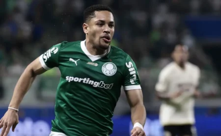 Vitor Roque, do Palmeiras, Receberá Proposta Europeia de R$ 370 Milhões, Afirma Craque Neto