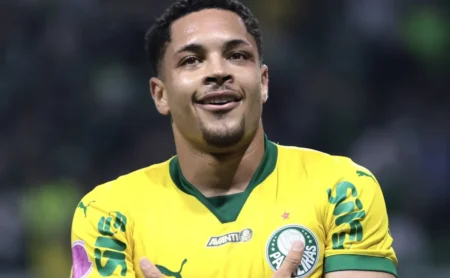 Vitor Roque supera Vinicius Junior e se torna o atacante da Seleção Brasileira com mais gols.