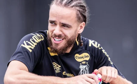 Vojvoda aponta falha em Billal Brahimi, tirando o argelino do time do Santos