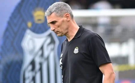 Vojvoda: erro inicial, melhora no segundo tempo e tropeço do Santos contra o Fortaleza