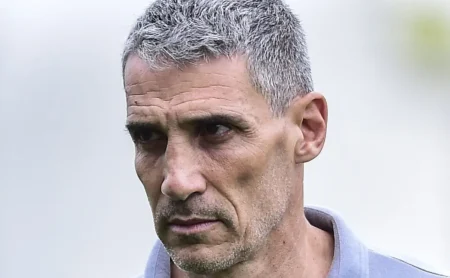 Vojvoda Sob Pressão por Escalações no Santos; Rollheiser e Robinho Demandam Oportunidades Vojvoda Sob Pressão por Escalações no Santos; Rollheiser e Robinho Demandam Oportunidades