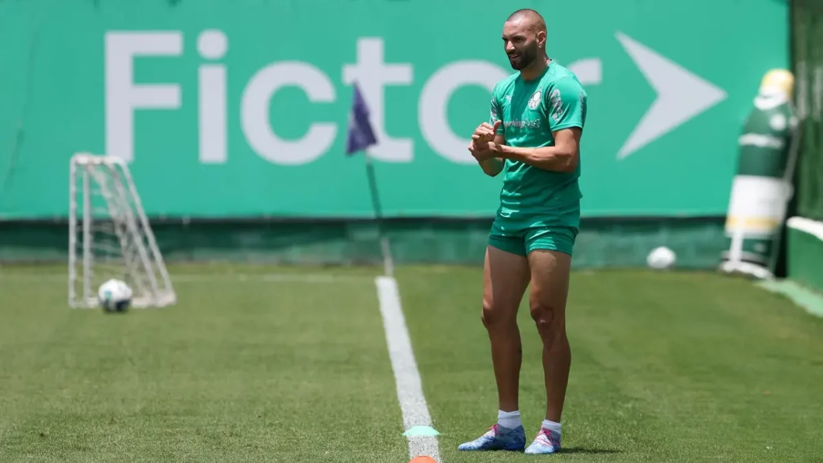 Weverton realiza treinamento com limitações no gramado na reapresentação do Palmeiras