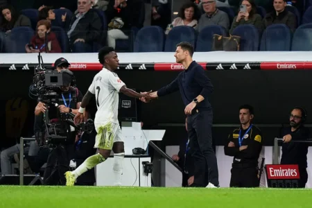 Xabi Alonso detalha reação a pênalti perdido por Vini Jr., citando Mbappé como cobrador