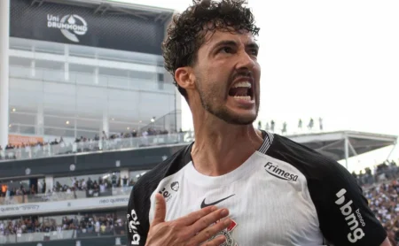 Zagueiro do Corinthians, Gustavo Henrique destaca melhora do Botafogo no segundo tempo: "Dificultou um pouco"