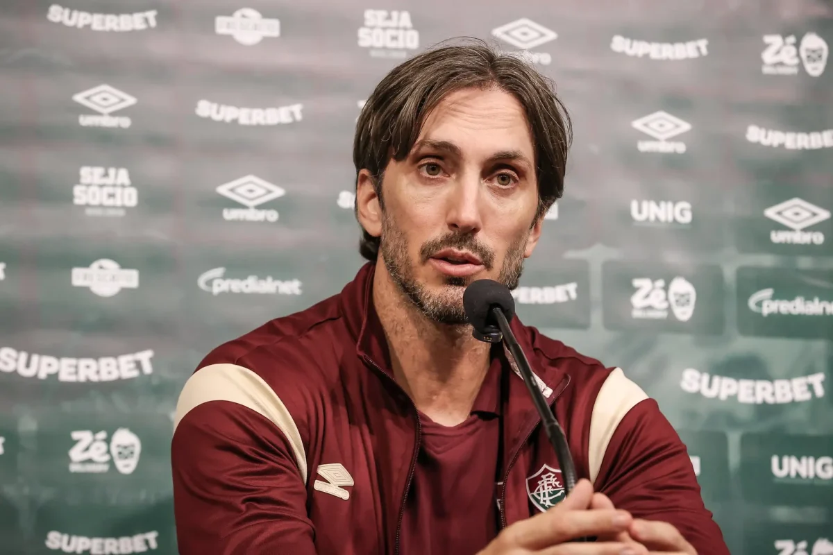 Zubeldía critica arbitragem após suposta falta não punida em Matheus Pereira.