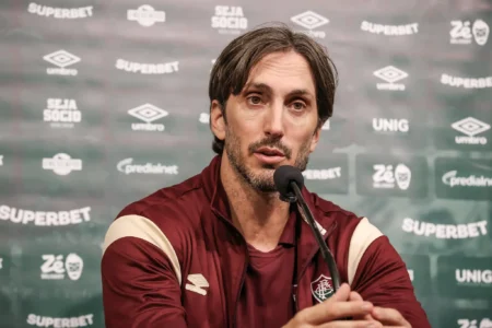 Zubeldía critica arbitragem após suposta falta não punida em Matheus Pereira.