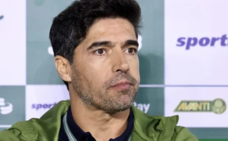 Abel Ferreira impede saída do Palmeiras após contato do Los Angeles FC com Emiliano Martínez Abel Ferreira impede saída do Palmeiras após contato do Los Angeles FC com Emiliano Martínez