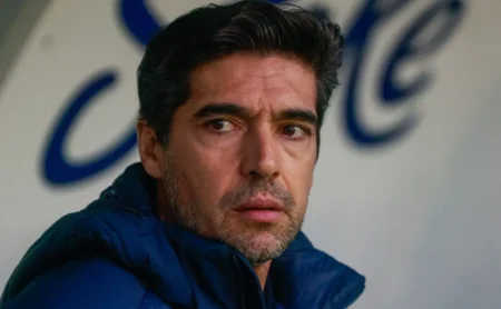 Abel Ferreira mantém o maior salário do futebol brasileiro, mesmo com a renovação de Filipe Luís no Flamengo Abel Ferreira mantém o maior salário do futebol brasileiro, mesmo com a renovação de Filipe Luís no Flamengo