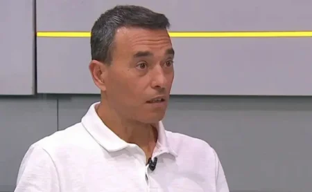 Abel Ferreira: Rizek rebate provocação ao Flamengo sobre arbitragem, afirmando que erros ocorrem com todos.