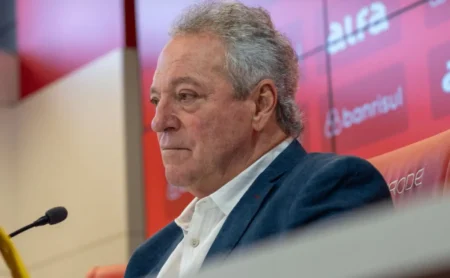 Abelão elogia Borré no Inter e critica comentários ofensivos: Ele joga de peito, não com o corpo Abelão elogia Borré no Inter e critica comentários ofensivos: "Ele joga de peito, não com o corpo"