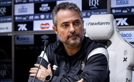 Alexandre Mattos negocia meio-campista e torcida lamenta possível saída de Hyan Alexandre Mattos negocia meio-campista e torcida lamenta possível saída de Hyan