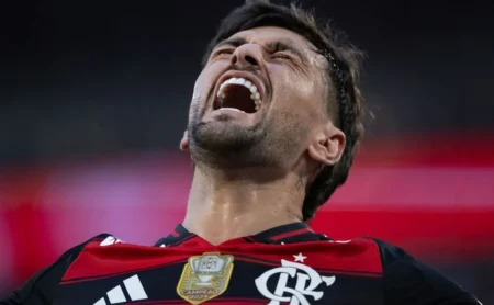 Arrascaeta entra para a história em capítulo que envolve Messi e surpreende torcedores Arrascaeta entra para a história em capítulo que envolve Messi e surpreende torcedores