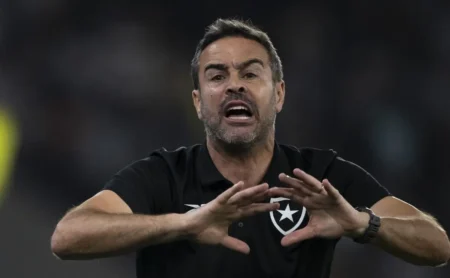 Artur Jorge minimiza título do Flamengo com comparação a 2024: “Perdeu 3 dos últimos 16 jogos” Artur Jorge minimiza título do Flamengo com comparação a 2024: “Perdeu 3 dos últimos 16 jogos”