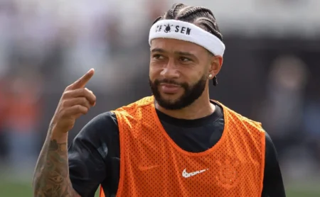 Bastidores: Atitude de Memphis Depay inspira elenco do Corinthians a vê-lo como exemplo