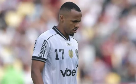 Botafogo aposta em Danilo como substituto de Marlon Freitas e busca volante com características de primeiro volante.