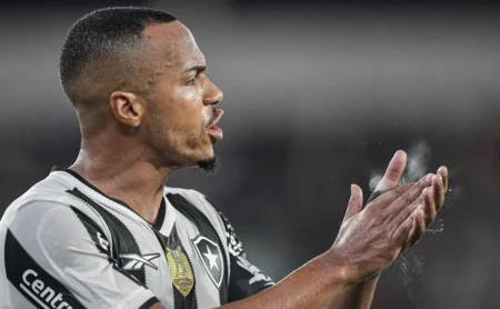 Botafogo busca alternativa a Marlon Freitas e tem interesse em Wallace, do Fluminense