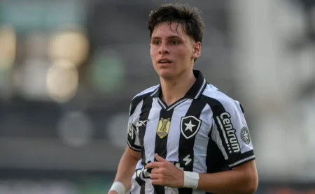 Botafogo considera usar jogadores do elenco em trocas, mas mantém Montoro e Barrera como prioridades. Botafogo considera usar jogadores do elenco em trocas, mas mantém Montoro e Barrera como prioridades.