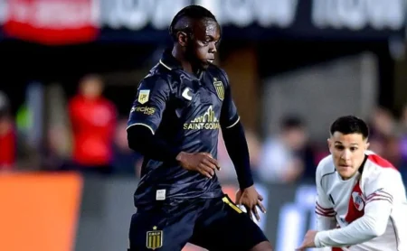 Botafogo disputa com o Sevilla-ESP a contratação do atacante colombiano Edwuin Cetré, do Estudiantes. Botafogo disputa com o Sevilla-ESP a contratação do atacante colombiano Edwuin Cetré, do Estudiantes.