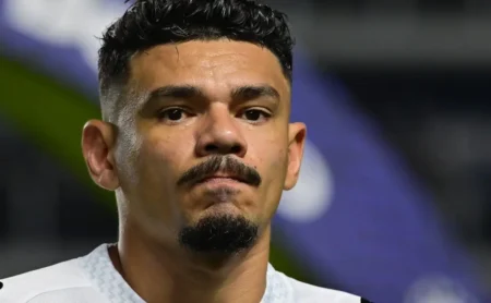 Botafogo encerra negociação com Tiquinho Soares, do Santos, e desiste de contratar atacante