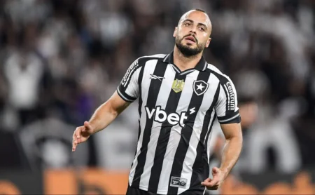 Botafogo negocia com Guillermo Paiva, do Junior Barranquilla, e Arthur Cabral demonstra preocupação