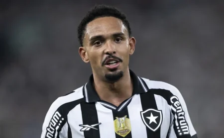 Botafogo nega saída de Vitinho e rumores de interesse inglês: Está feliz no clube Botafogo nega saída de Vitinho e rumores de interesse inglês: "Está feliz no clube"