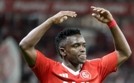 Botafogo sonda estafe de Carbonero, titular do Internacional