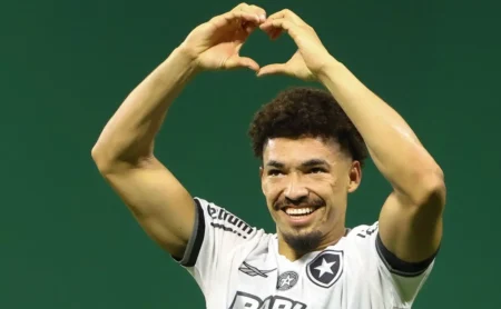 Botafogo tenta superar o Palmeiras e oferece proposta milionária por Adryelson