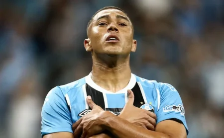Carlos Vinícius recusou propostas do exterior e continua no Grêmio