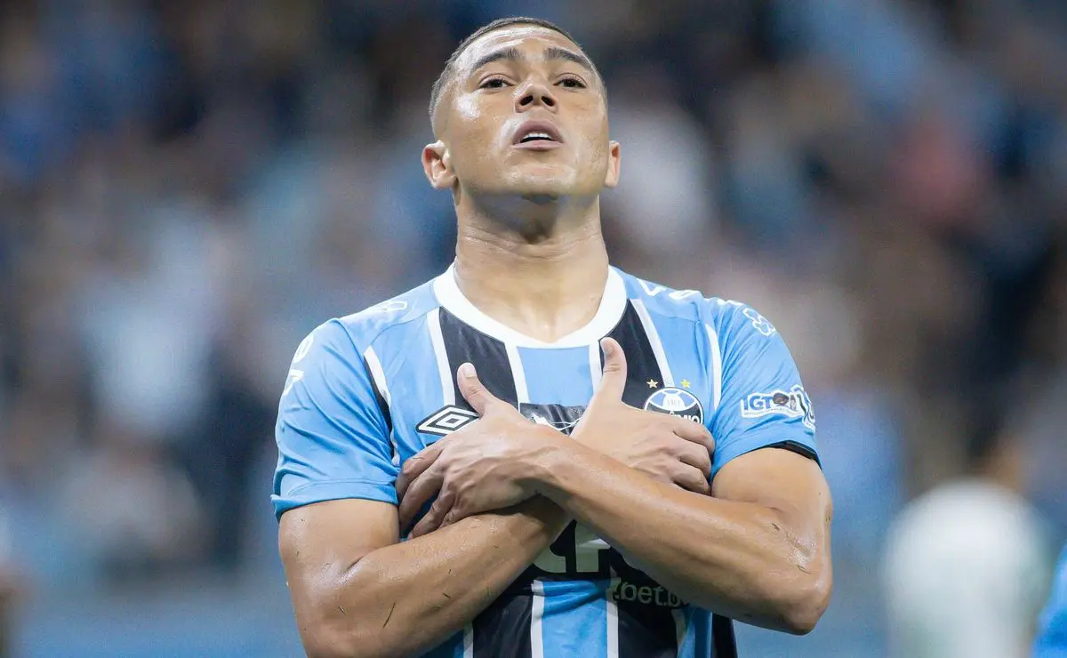 Carlos Vinícius se destaca entre atacantes do Fluminense em média de gols e se torna trunfo do Grêmio em duelo decisivo Carlos Vinícius se destaca entre atacantes do Fluminense em média de gols e se torna trunfo do Grêmio em duelo decisivo