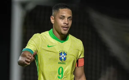 Chelsea desiste de Vitor Roque após decisão na Inglaterra