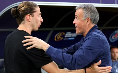 Cicinho exalta atuação do Flamengo diante do PSG: “Filipe Luís cumpriu seu papel”