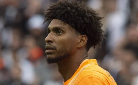 Corinthians rejeita proposta milionária de Hugo Souza.