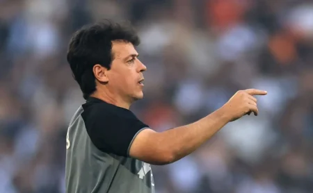 Corinthians enfrenta o Vasco em meio a crise e pressão por resultados.